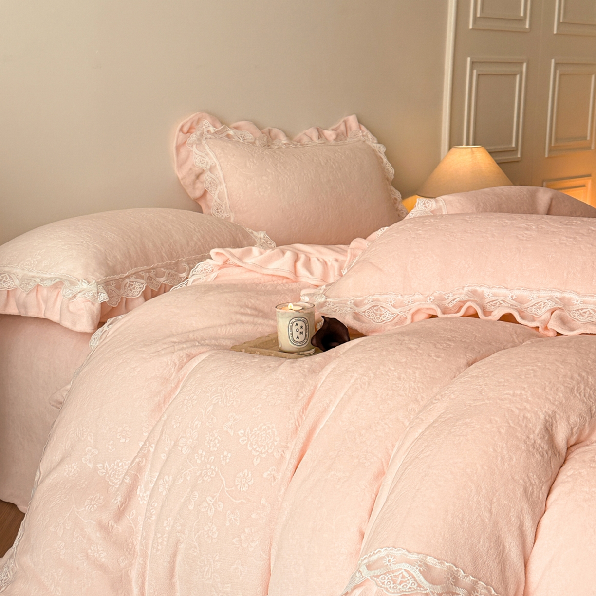 91家纺网 家纺一手货源 找家纺 逸尚阁 2025新款立体雕花牛奶绒花边款四件套--塔丽娜系列 塔丽娜-浅玉色
