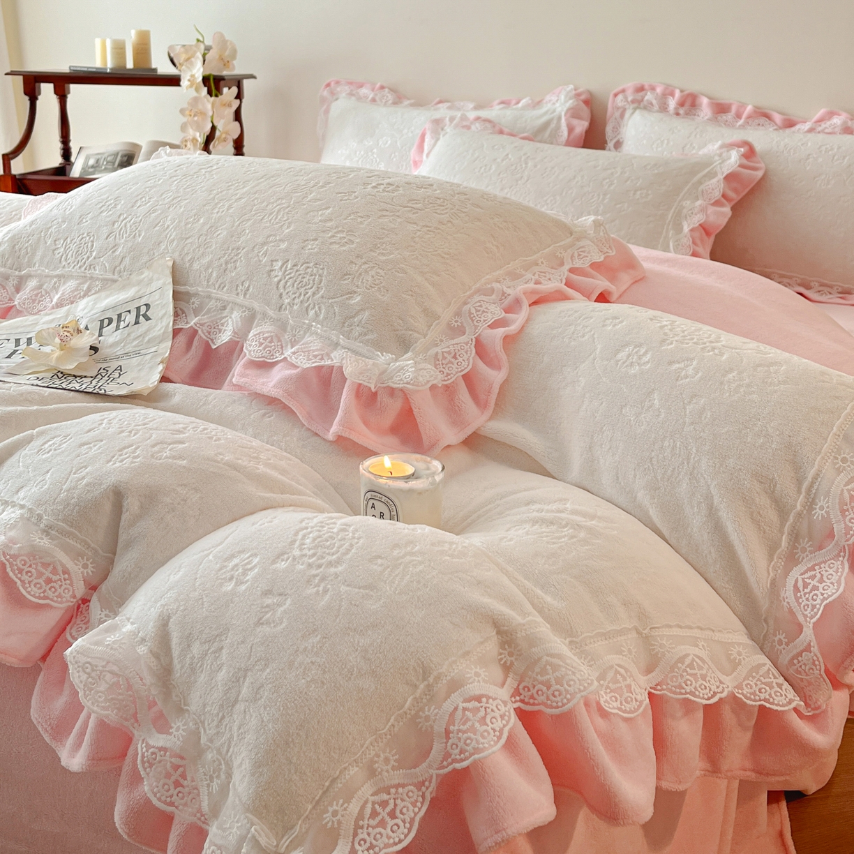 91家纺网 家纺一手货源 找家纺 （总）逸尚阁 2025新款立体雕花牛奶绒花边款四件套--塔丽娜系列