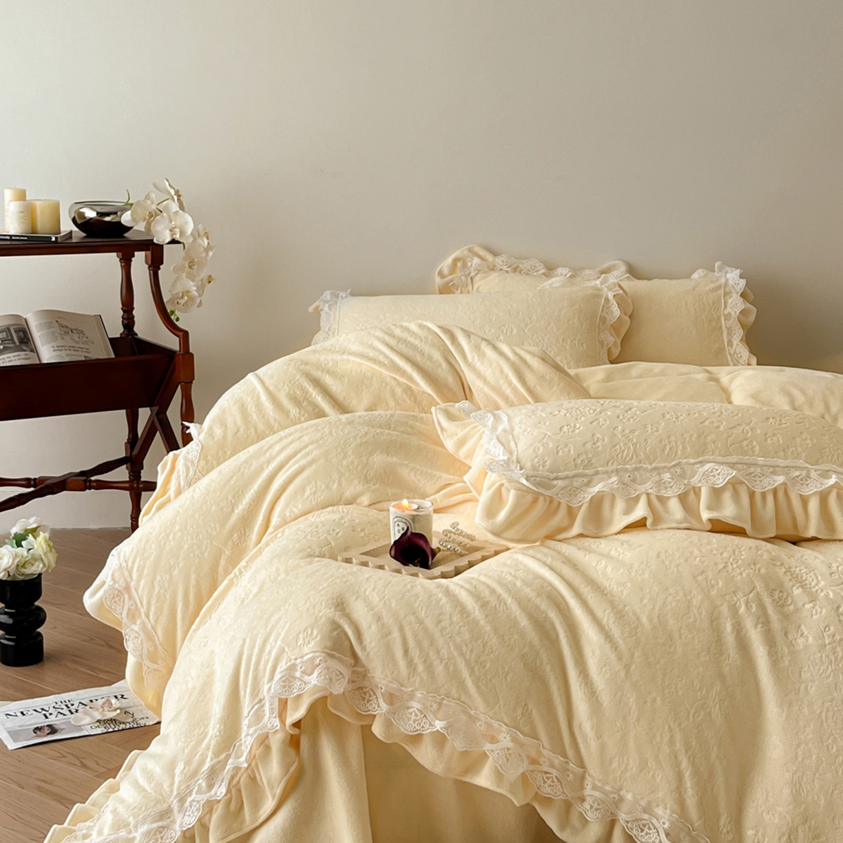 91家纺网 家纺一手货源 找家纺 逸尚阁 2025新款立体雕花牛奶绒花边款四件套--塔丽娜系列 塔丽娜-奶黄色