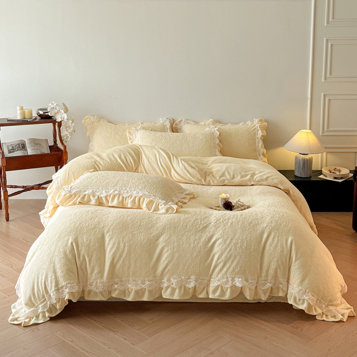 91家纺网 家纺一手货源 找家纺 逸尚阁 2025新款立体雕花牛奶绒花边款四件套--塔丽娜系列 塔丽娜-奶黄色