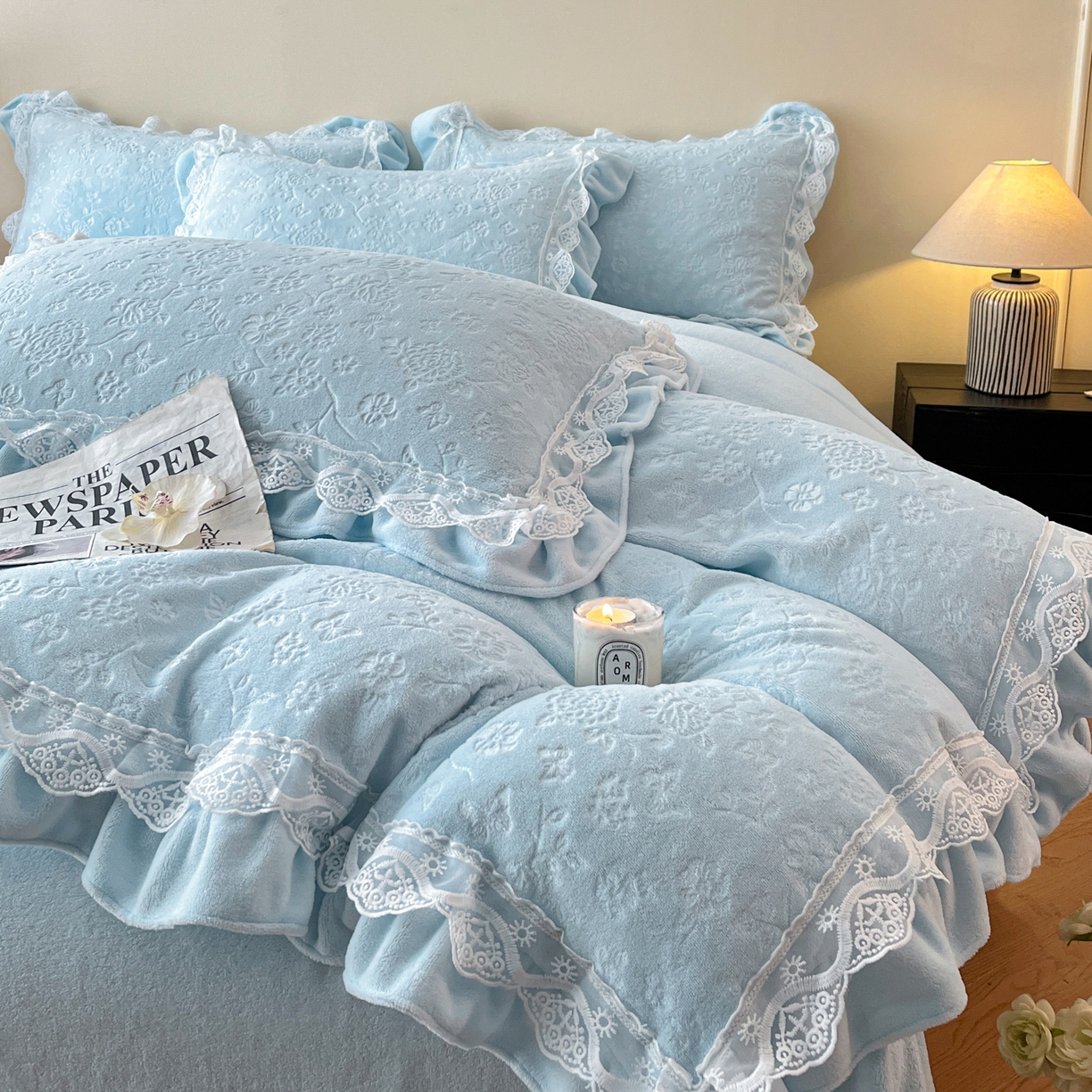 91家纺网 家纺一手货源 找家纺 逸尚阁 2025新款立体雕花牛奶绒花边款四件套--塔丽娜系列 塔丽娜-天空蓝