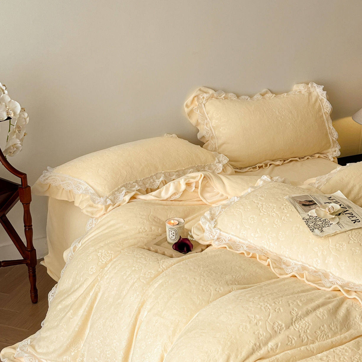 91家纺网 家纺一手货源 找家纺 逸尚阁 2025新款立体雕花牛奶绒花边款四件套--塔丽娜系列 塔丽娜-奶黄色
