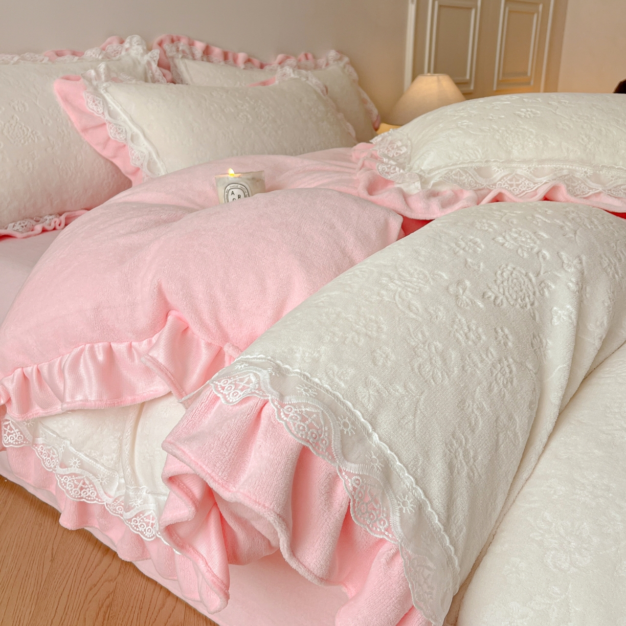 91家纺网 家纺一手货源 找家纺 逸尚阁 2025新款立体雕花牛奶绒花边款四件套--塔丽娜系列 塔丽娜-奶白粉