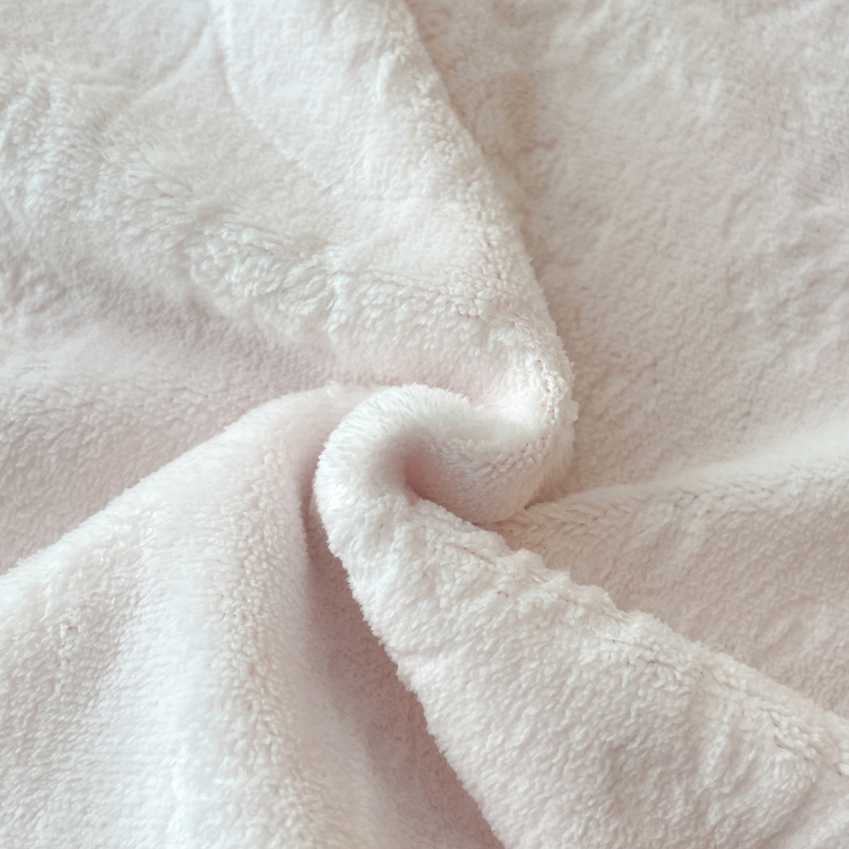 91家纺网 家纺一手货源 找家纺 逸尚阁 2025新款立体雕花牛奶绒花边款四件套--塔丽娜系列 塔丽娜-奶白粉