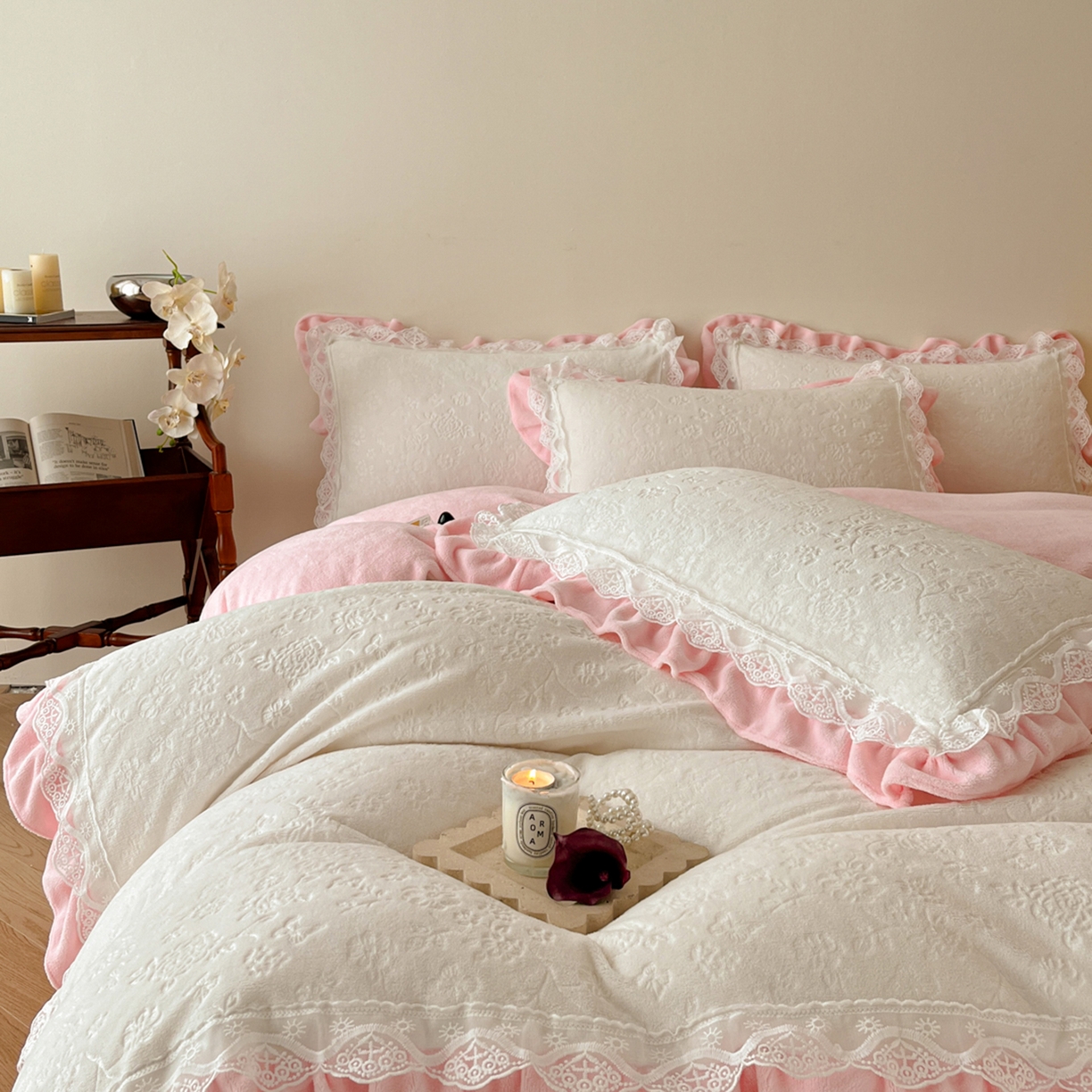 91家纺网 家纺一手货源 找家纺 逸尚阁 2025新款立体雕花牛奶绒花边款四件套--塔丽娜系列 塔丽娜-奶白粉