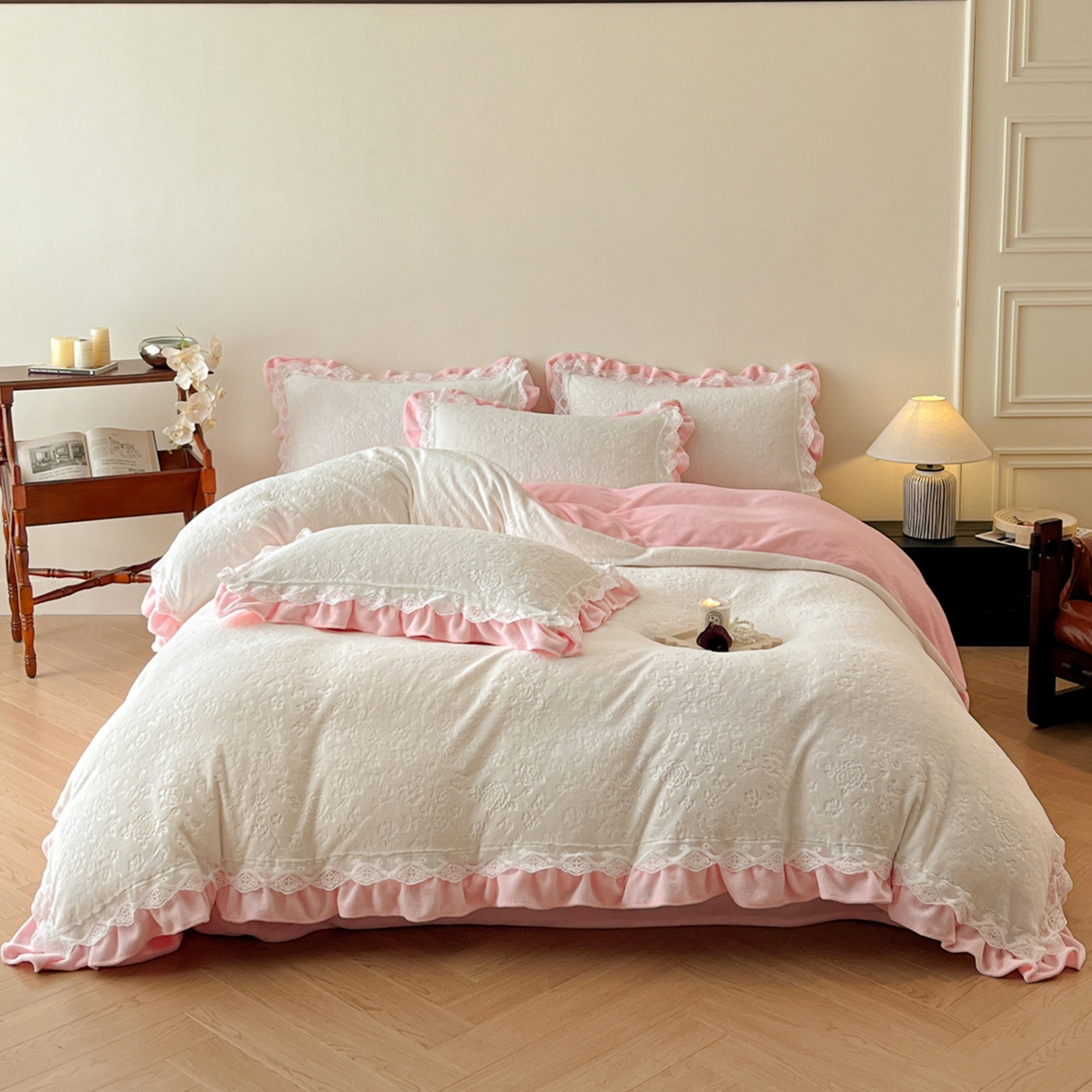 91家纺网 家纺一手货源 找家纺 逸尚阁 2025新款立体雕花牛奶绒花边款四件套--塔丽娜系列 塔丽娜-奶白粉