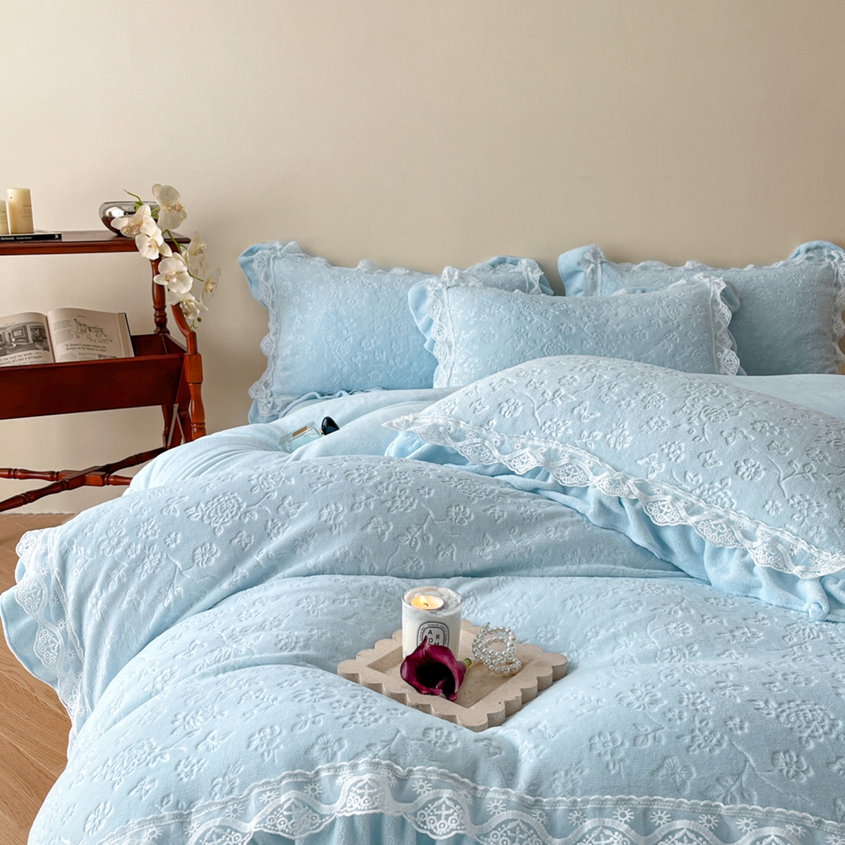 91家纺网 家纺一手货源 找家纺 逸尚阁 2025新款立体雕花牛奶绒花边款四件套--塔丽娜系列 塔丽娜-天空蓝