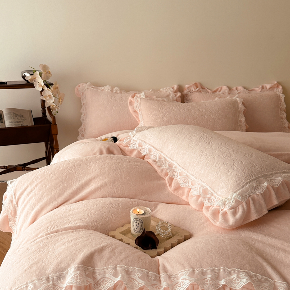 91家纺网 家纺一手货源 找家纺 逸尚阁 2025新款立体雕花牛奶绒花边款四件套--塔丽娜系列 塔丽娜-浅玉色