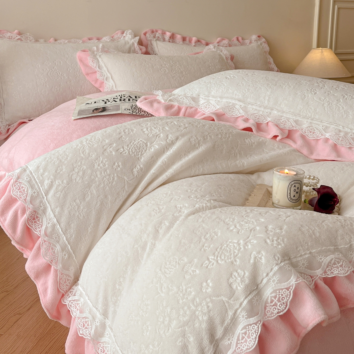 91家纺网 家纺一手货源 找家纺 逸尚阁 2025新款立体雕花牛奶绒花边款四件套--塔丽娜系列 塔丽娜-奶白粉