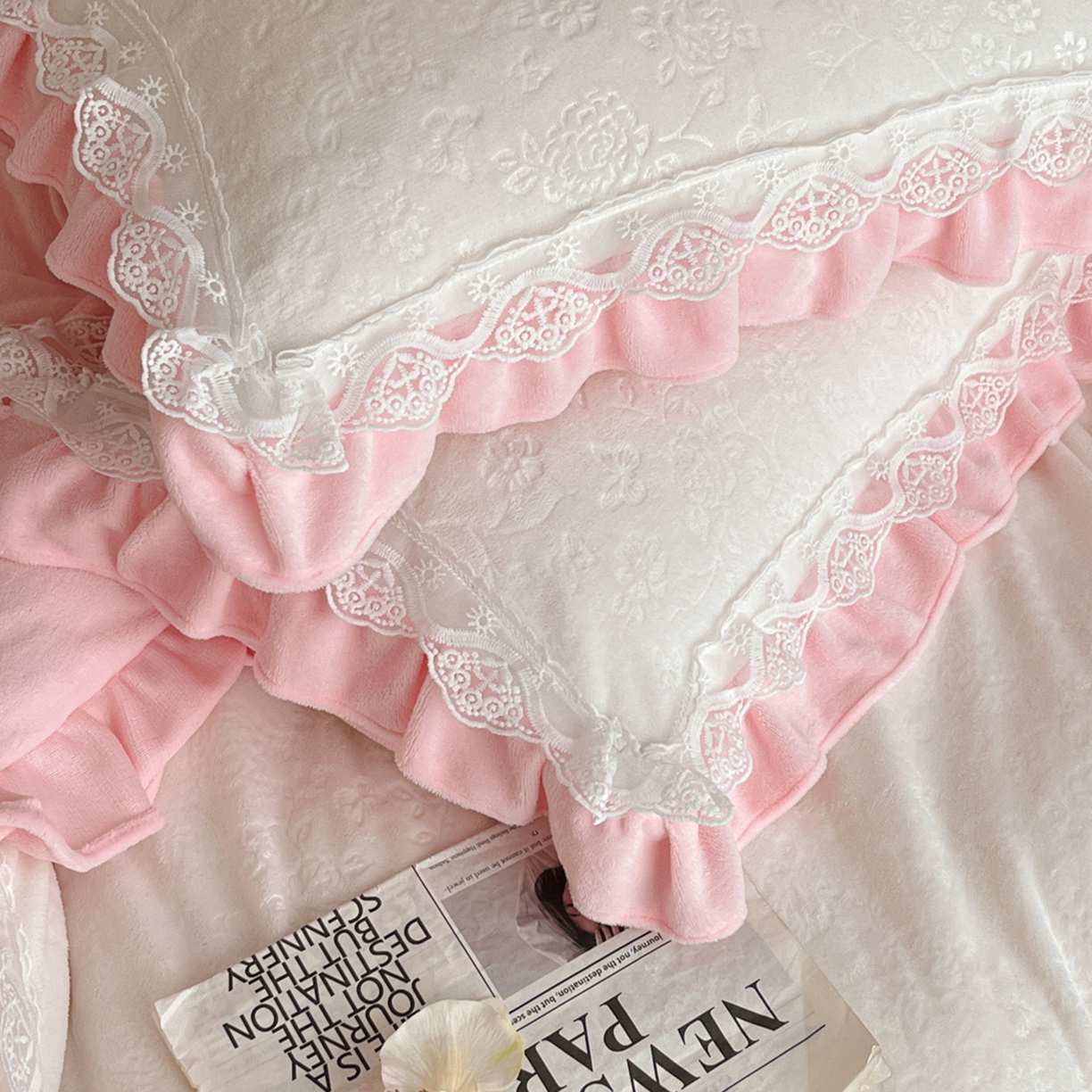 91家纺网 家纺一手货源 找家纺 逸尚阁 2025新款立体雕花牛奶绒花边款四件套--塔丽娜系列 塔丽娜-奶白粉