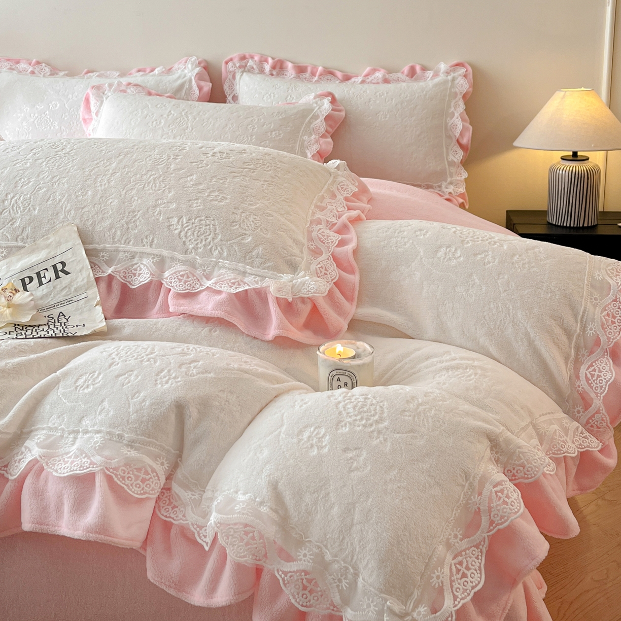 91家纺网 家纺一手货源 找家纺 逸尚阁 2025新款立体雕花牛奶绒花边款四件套--塔丽娜系列 塔丽娜-奶白粉