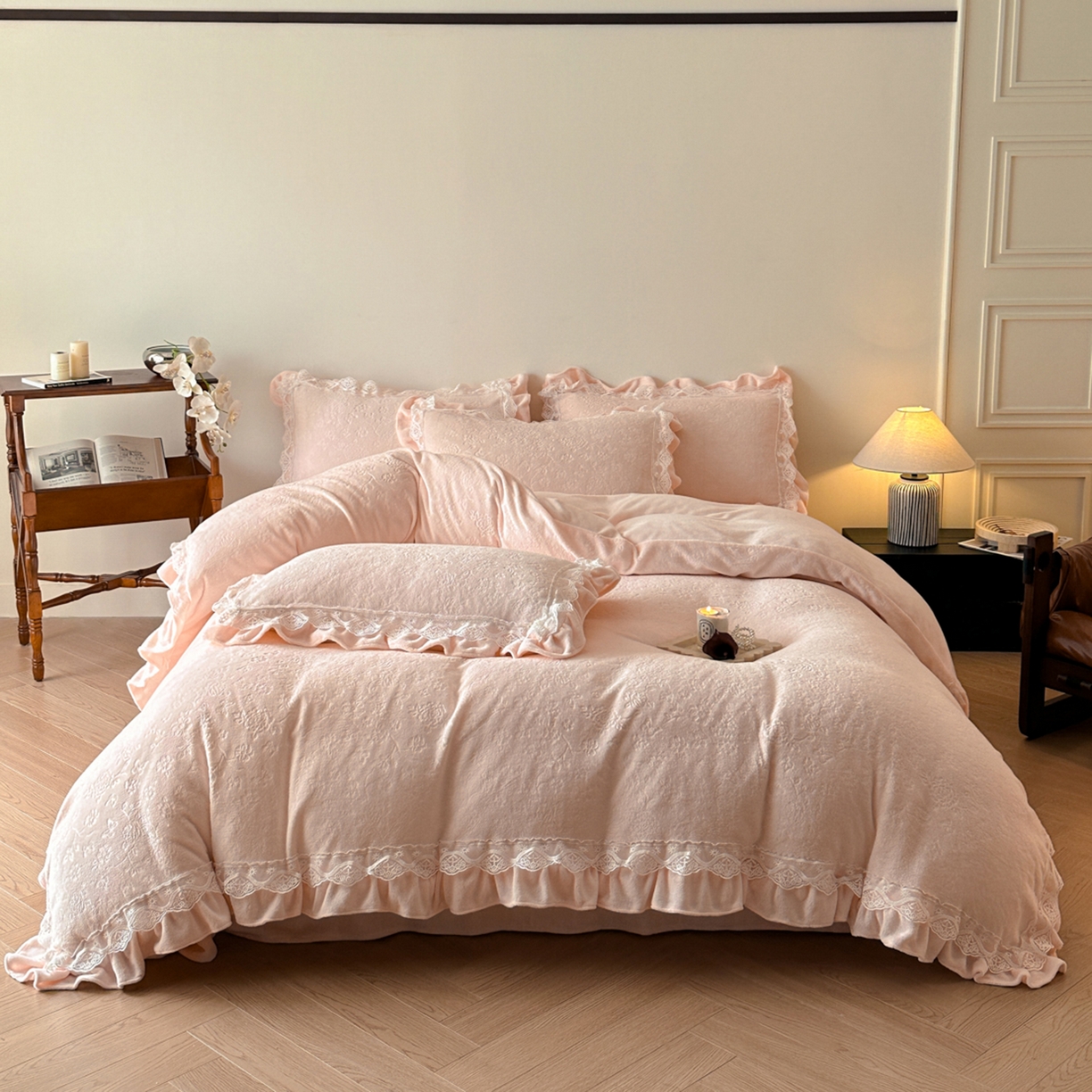 91家纺网 家纺一手货源 找家纺 逸尚阁 2025新款立体雕花牛奶绒花边款四件套--塔丽娜系列 塔丽娜-浅玉色