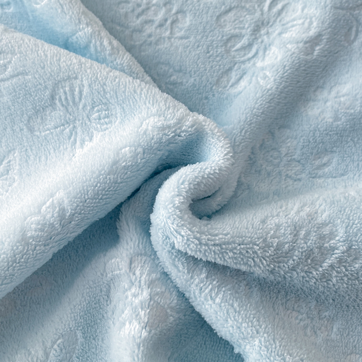 91家纺网 家纺一手货源 找家纺 逸尚阁 2025新款立体雕花牛奶绒花边款四件套--塔丽娜系列 塔丽娜-天空蓝