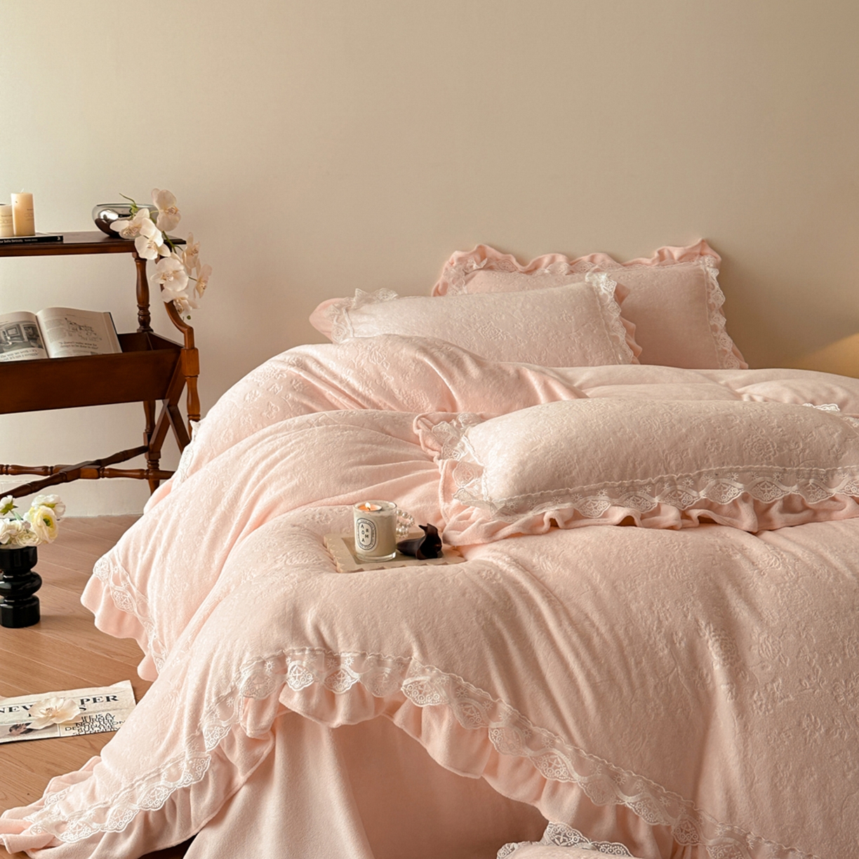 91家纺网 家纺一手货源 找家纺 逸尚阁 2025新款立体雕花牛奶绒花边款四件套--塔丽娜系列 塔丽娜-浅玉色