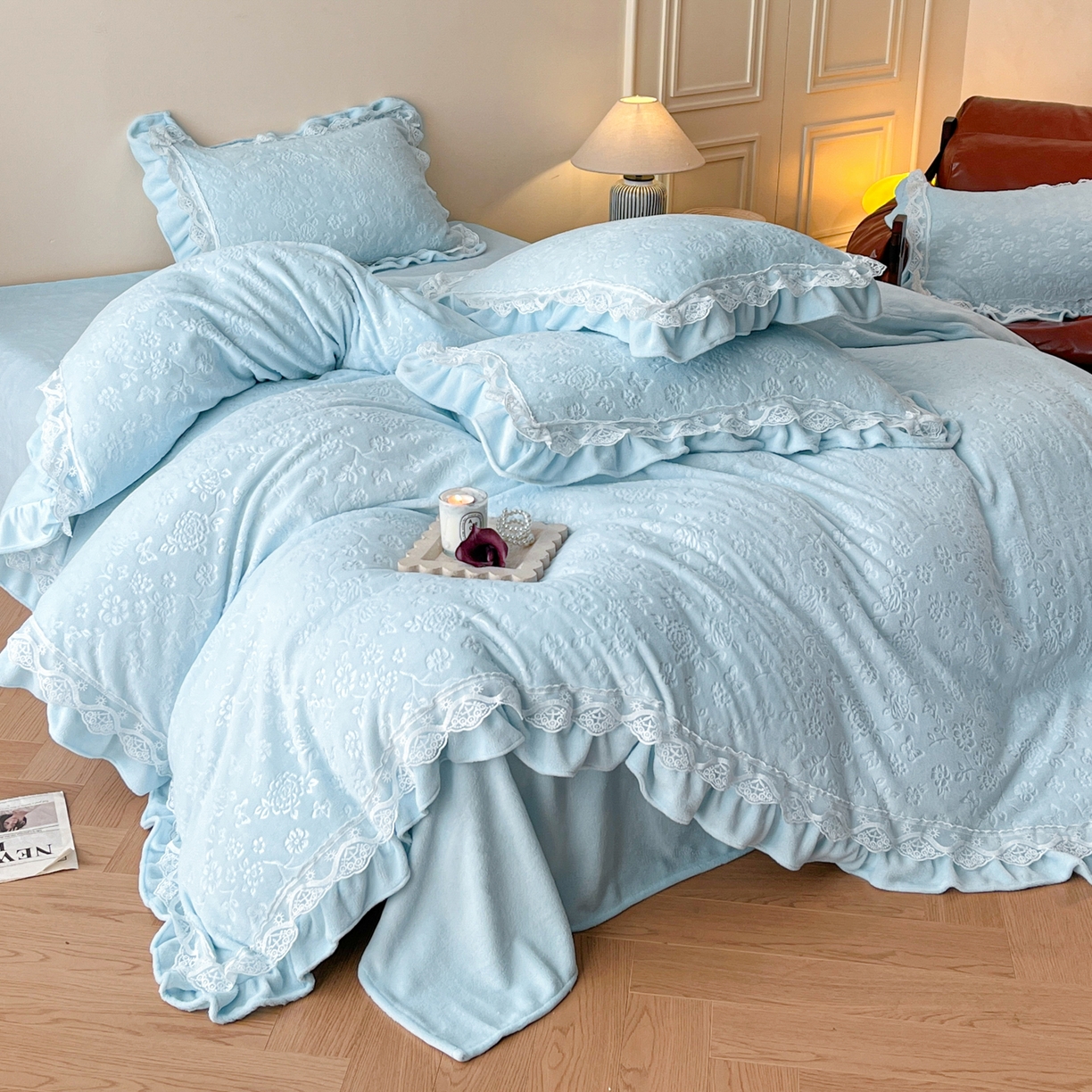 91家纺网 家纺一手货源 找家纺 逸尚阁 2025新款立体雕花牛奶绒花边款四件套--塔丽娜系列 塔丽娜-天空蓝