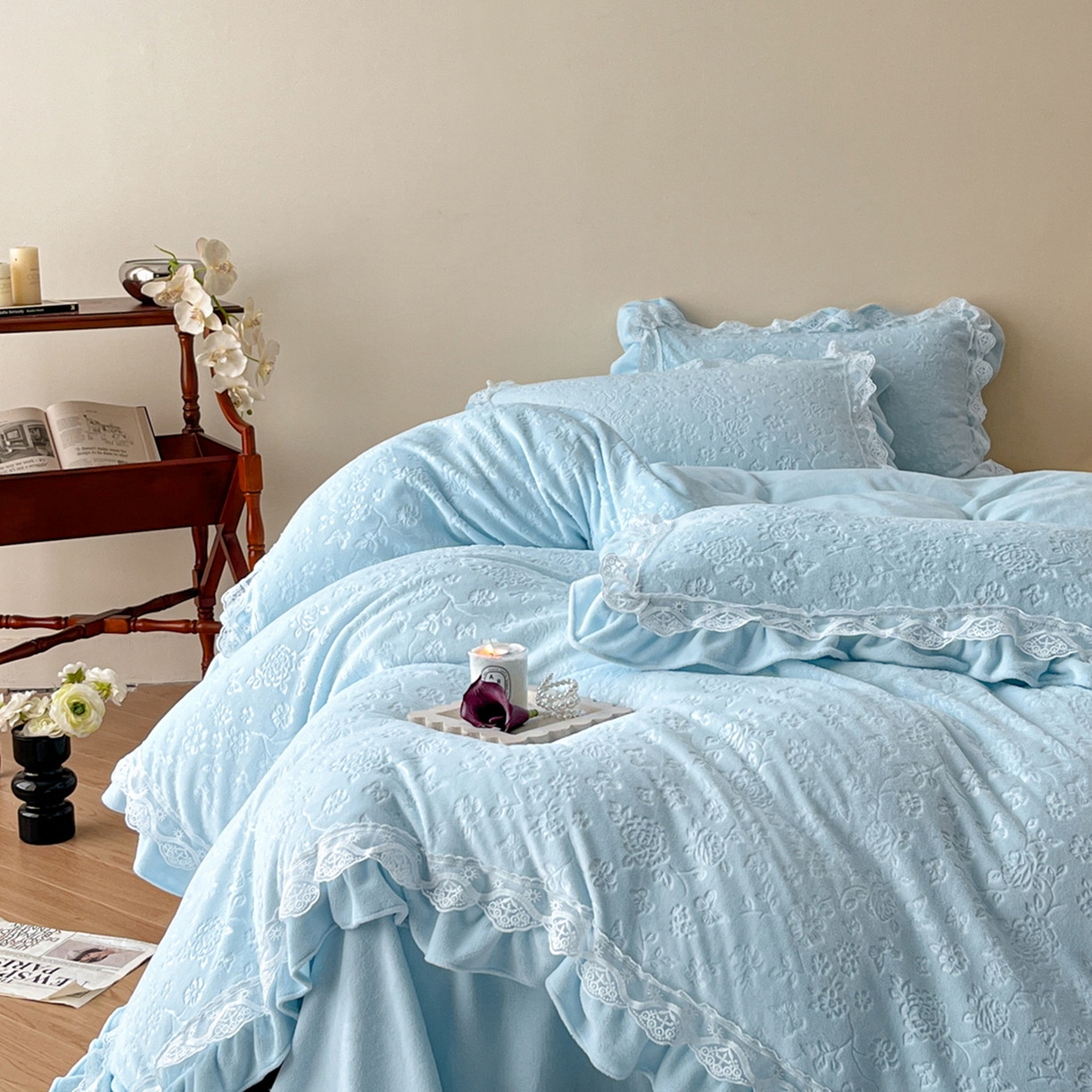 91家纺网 家纺一手货源 找家纺 逸尚阁 2025新款立体雕花牛奶绒花边款四件套--塔丽娜系列 塔丽娜-天空蓝