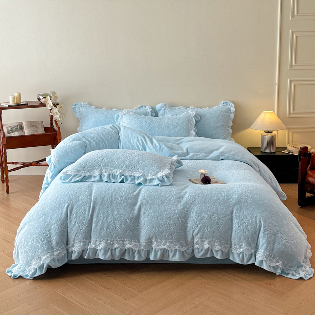 91家纺网 家纺一手货源 找家纺 逸尚阁 2025新款立体雕花牛奶绒花边款四件套--塔丽娜系列 塔丽娜-天空蓝