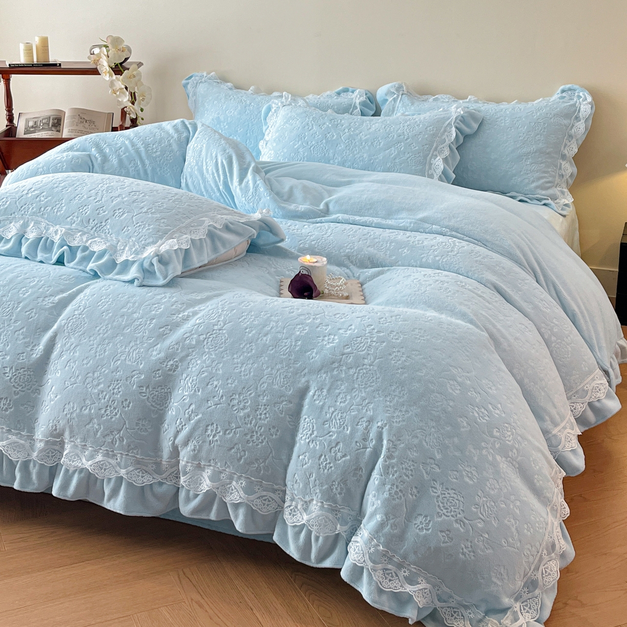 91家纺网 家纺一手货源 找家纺 逸尚阁 2025新款立体雕花牛奶绒花边款四件套--塔丽娜系列 塔丽娜-天空蓝