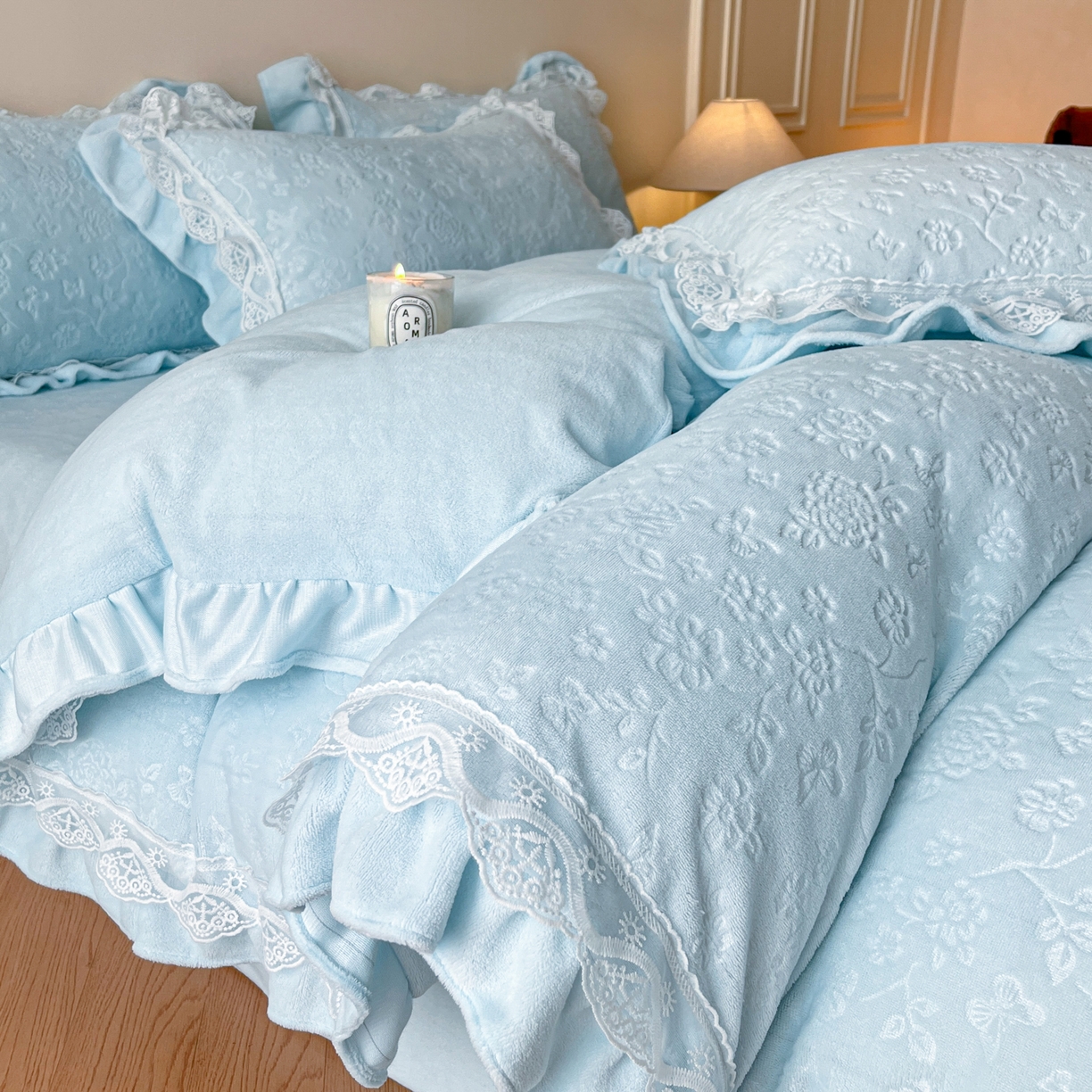 91家纺网 家纺一手货源 找家纺 逸尚阁 2025新款立体雕花牛奶绒花边款四件套--塔丽娜系列 塔丽娜-天空蓝