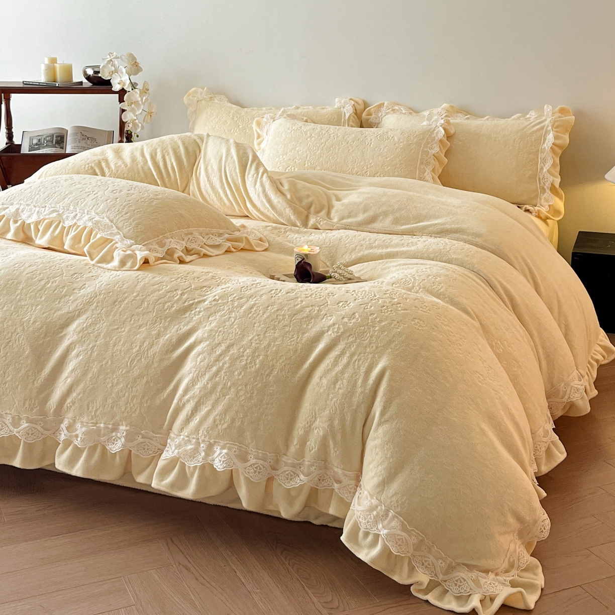 91家纺网 家纺一手货源 找家纺 逸尚阁 2025新款立体雕花牛奶绒花边款四件套--塔丽娜系列 塔丽娜-奶黄色