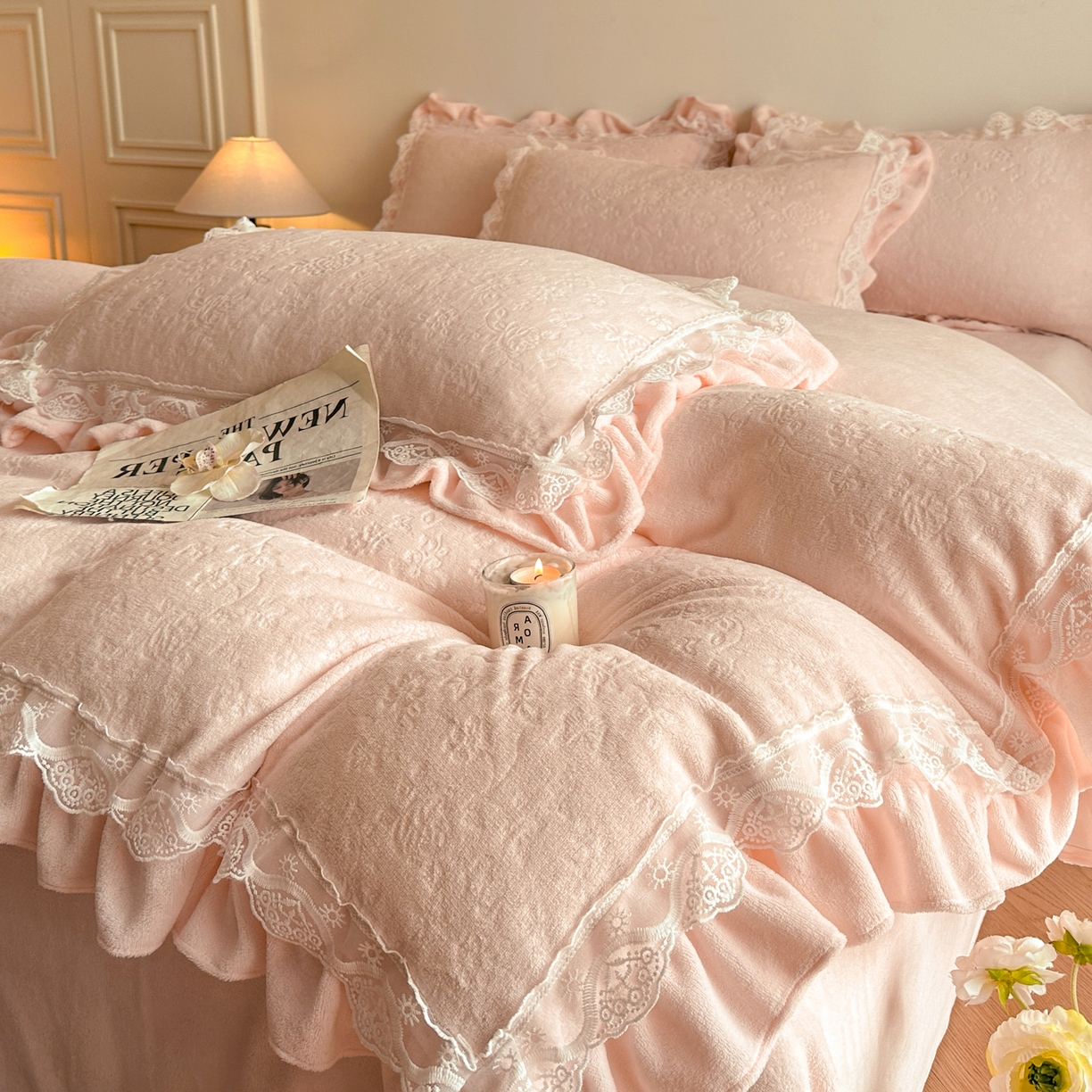 91家纺网 家纺一手货源 找家纺 逸尚阁 2025新款立体雕花牛奶绒花边款四件套--塔丽娜系列 塔丽娜-浅玉色