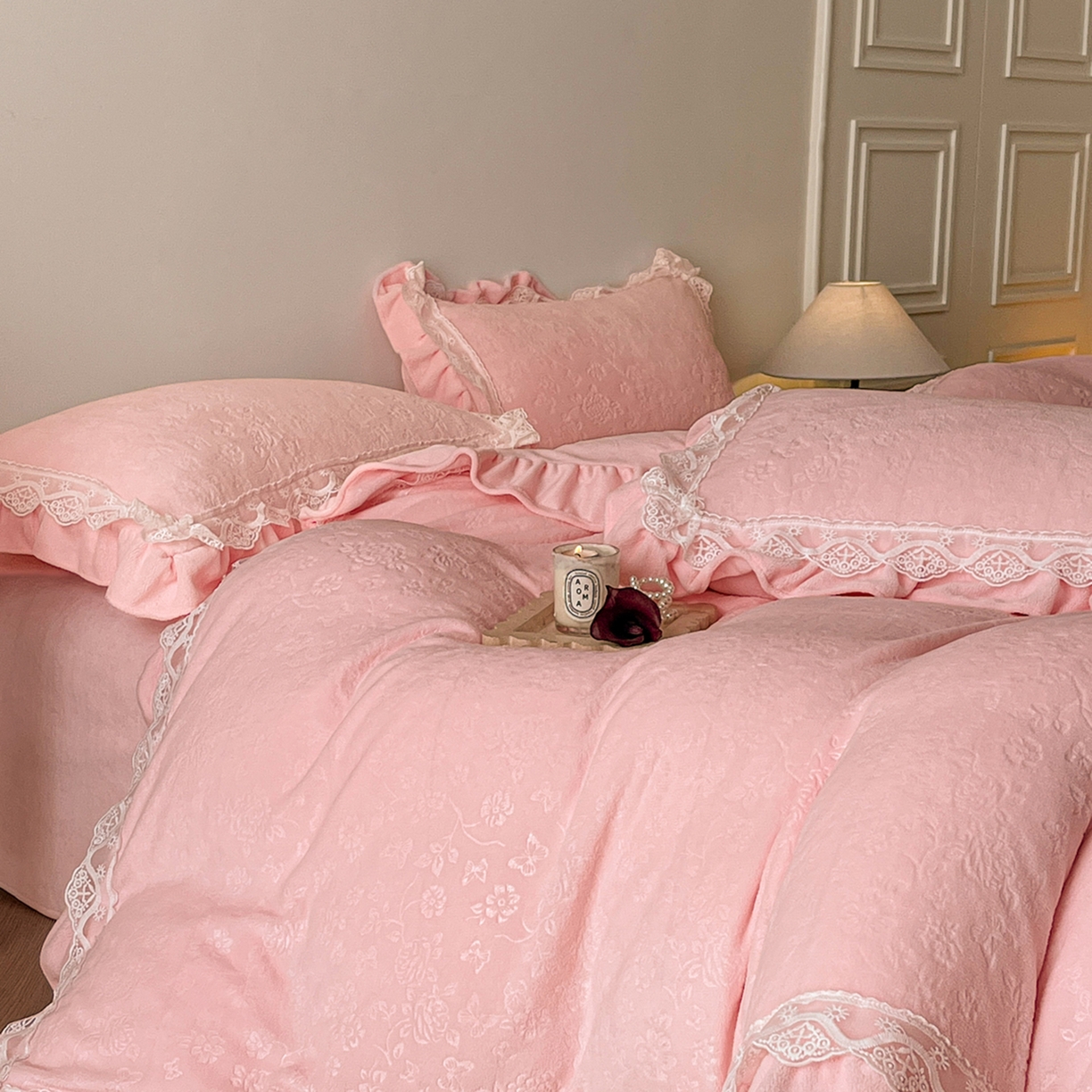 91家纺网 家纺一手货源 找家纺 逸尚阁 2025新款立体雕花牛奶绒花边款四件套--塔丽娜系列 塔丽娜-玫瑰粉