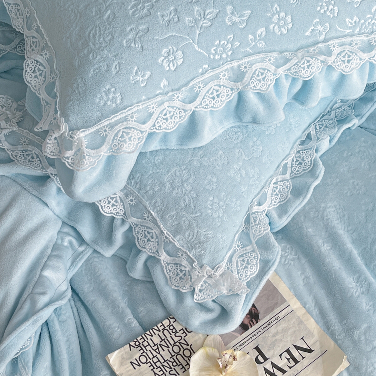 91家纺网 家纺一手货源 找家纺 逸尚阁 2025新款立体雕花牛奶绒花边款四件套--塔丽娜系列 塔丽娜-天空蓝