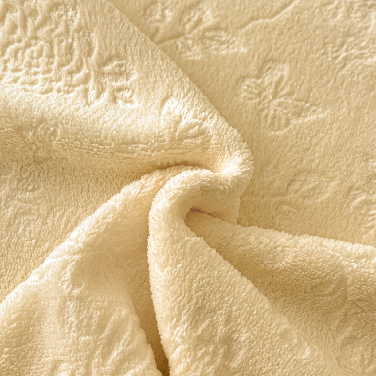 91家纺网 家纺一手货源 找家纺 逸尚阁 2025新款立体雕花牛奶绒花边款四件套--塔丽娜系列 塔丽娜-奶黄色