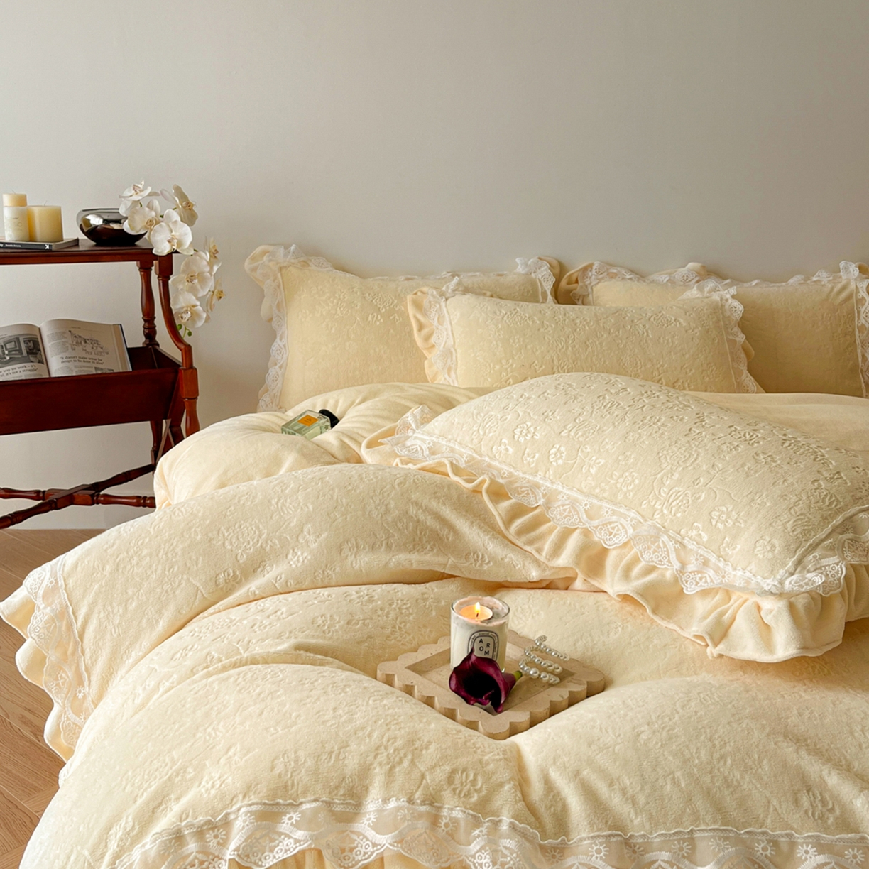 91家纺网 家纺一手货源 找家纺 逸尚阁 2025新款立体雕花牛奶绒花边款四件套--塔丽娜系列 塔丽娜-奶黄色