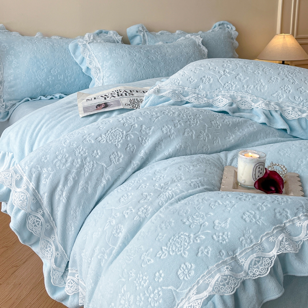 91家纺网 家纺一手货源 找家纺 逸尚阁 2025新款立体雕花牛奶绒花边款四件套--塔丽娜系列 塔丽娜-天空蓝