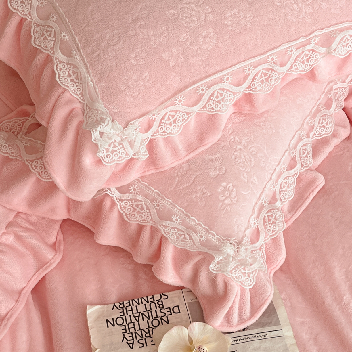 91家纺网 家纺一手货源 找家纺 逸尚阁 2025新款立体雕花牛奶绒花边款四件套--塔丽娜系列 塔丽娜-玫瑰粉