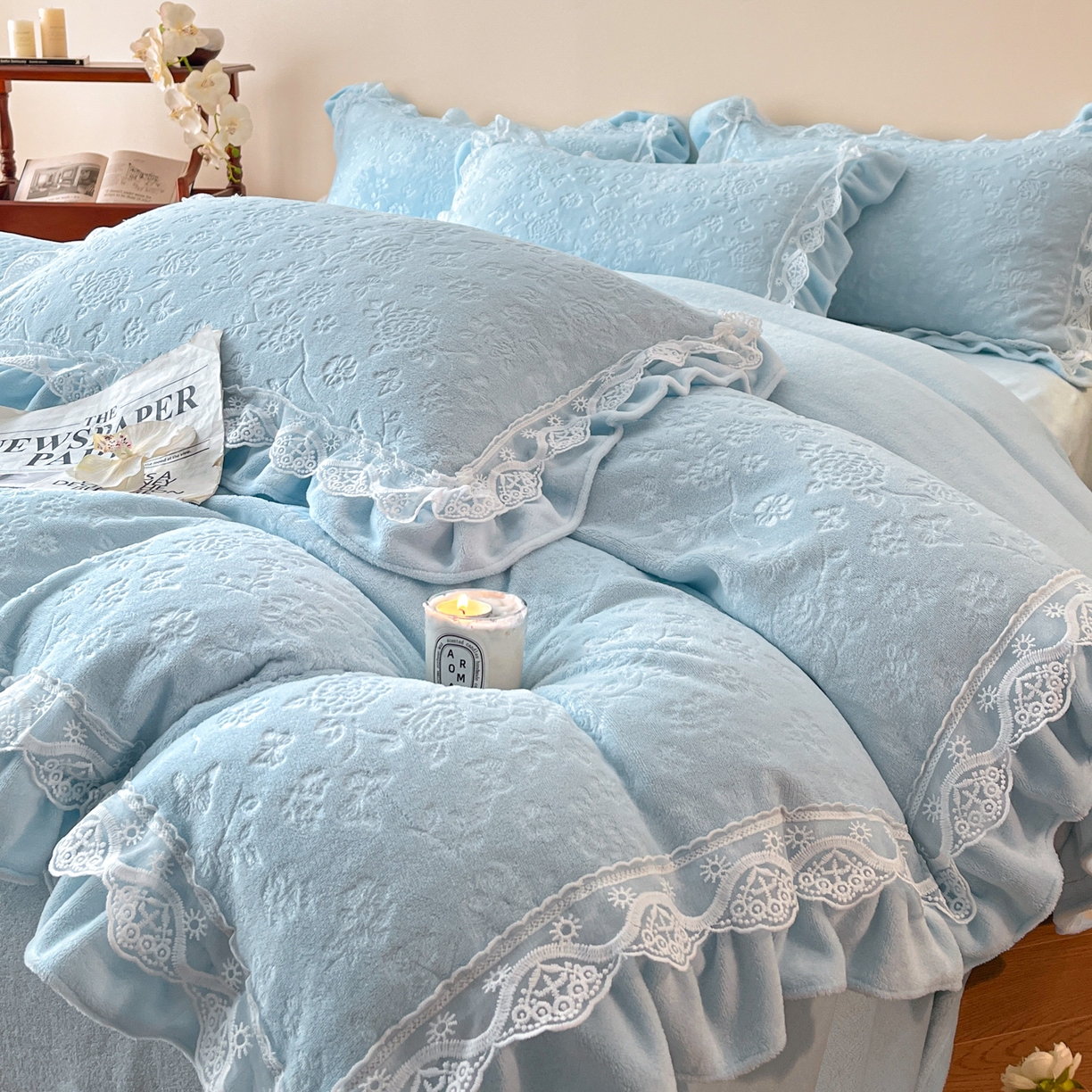 91家纺网 家纺一手货源 找家纺 逸尚阁 2025新款立体雕花牛奶绒花边款四件套--塔丽娜系列 塔丽娜-天空蓝