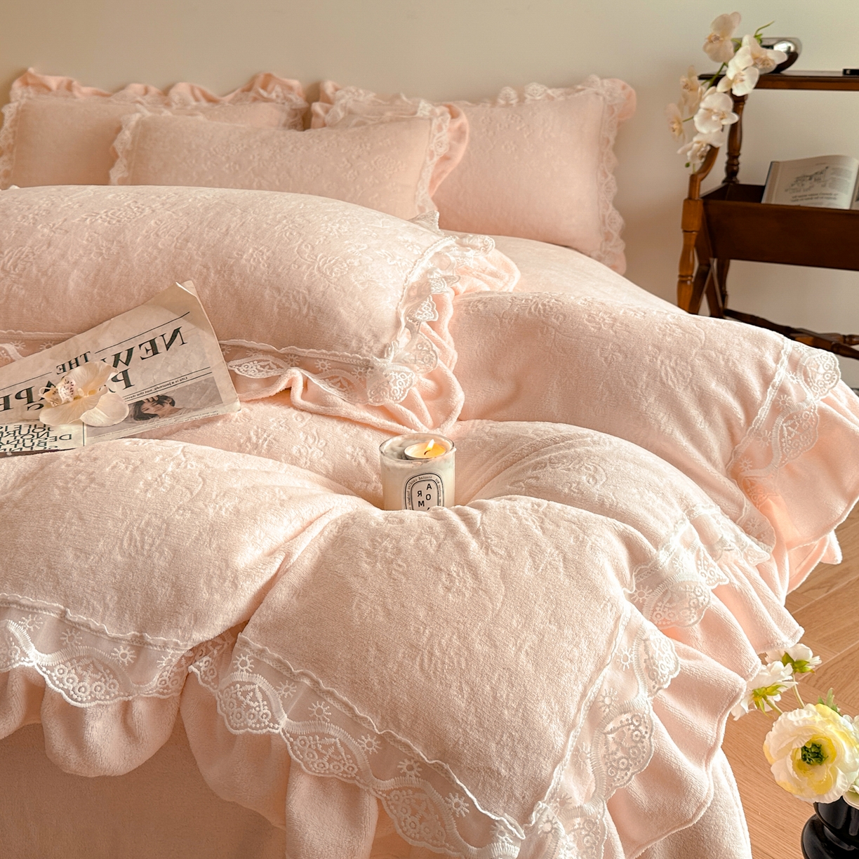 91家纺网 家纺一手货源 找家纺 逸尚阁 2025新款立体雕花牛奶绒花边款四件套--塔丽娜系列 塔丽娜-浅玉色