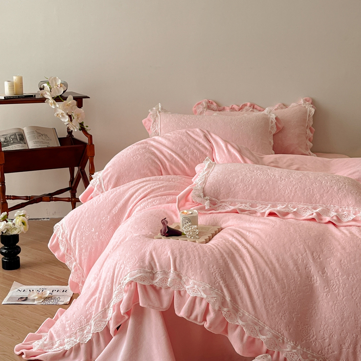 91家纺网 家纺一手货源 找家纺 逸尚阁 2025新款立体雕花牛奶绒花边款四件套--塔丽娜系列 塔丽娜-玫瑰粉