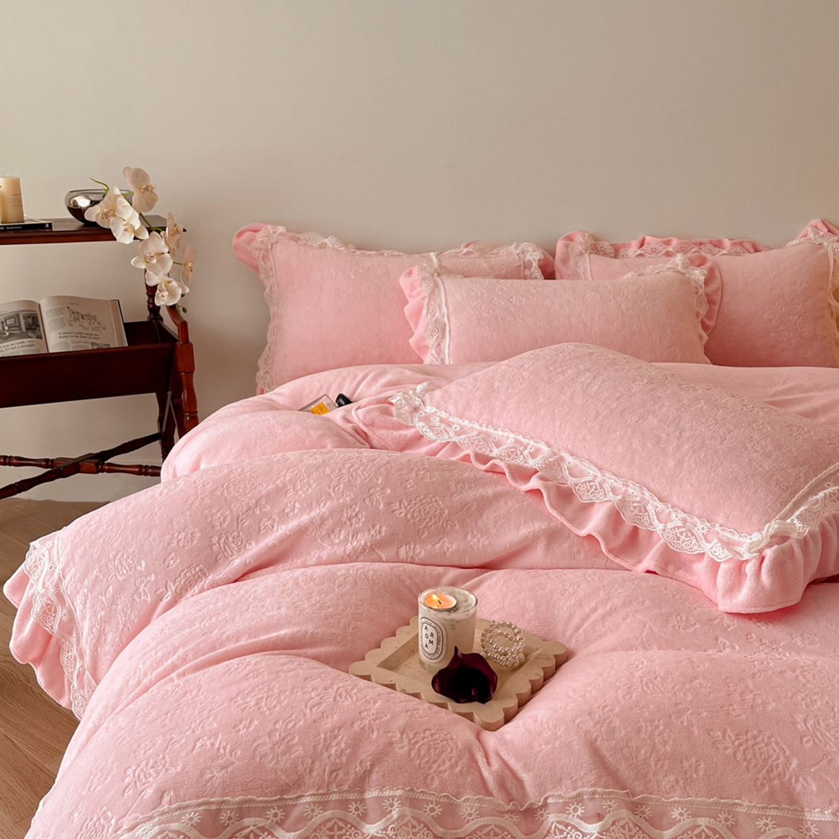 91家纺网 家纺一手货源 找家纺 逸尚阁 2025新款立体雕花牛奶绒花边款四件套--塔丽娜系列 塔丽娜-玫瑰粉
