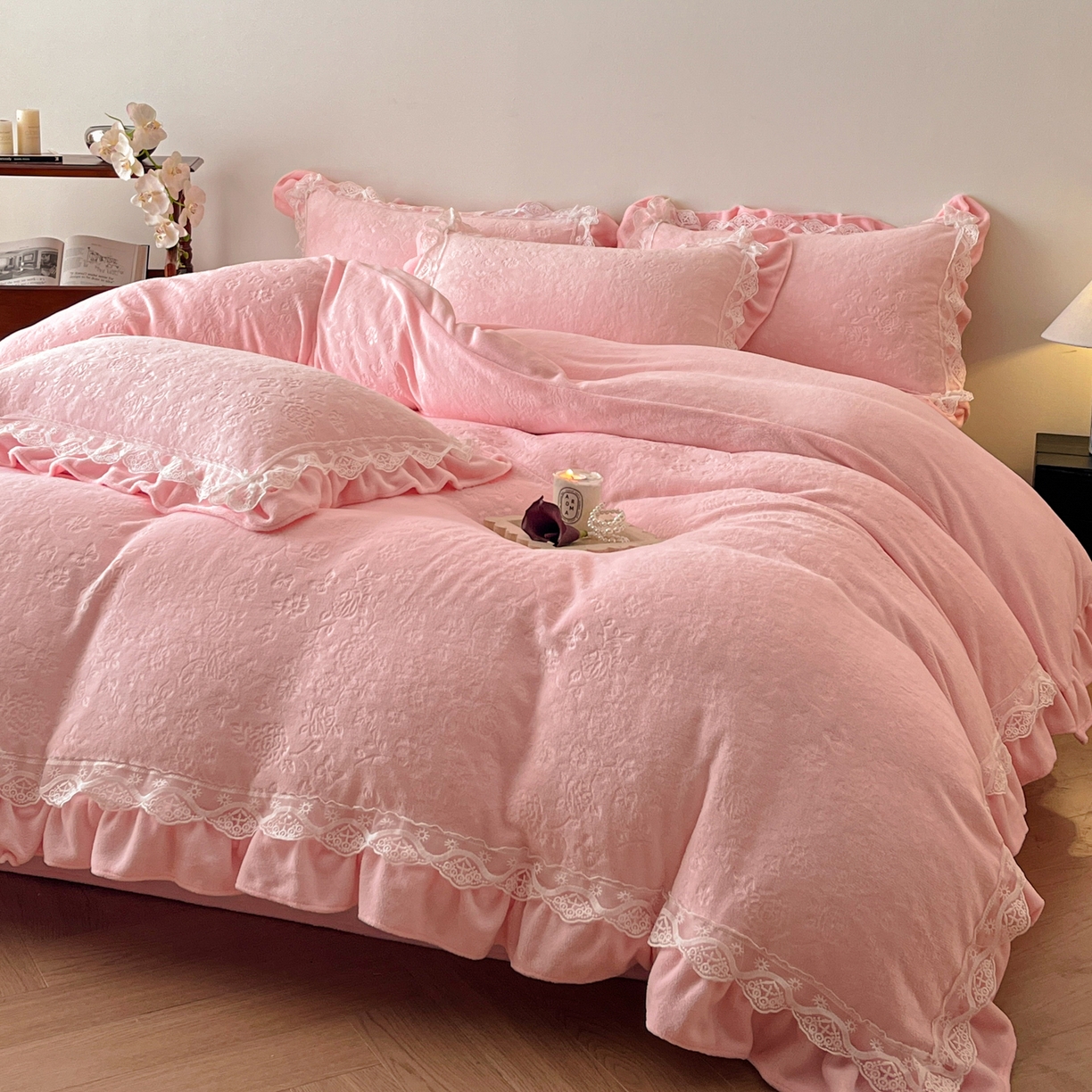 91家纺网 家纺一手货源 找家纺 逸尚阁 2025新款立体雕花牛奶绒花边款四件套--塔丽娜系列 塔丽娜-玫瑰粉