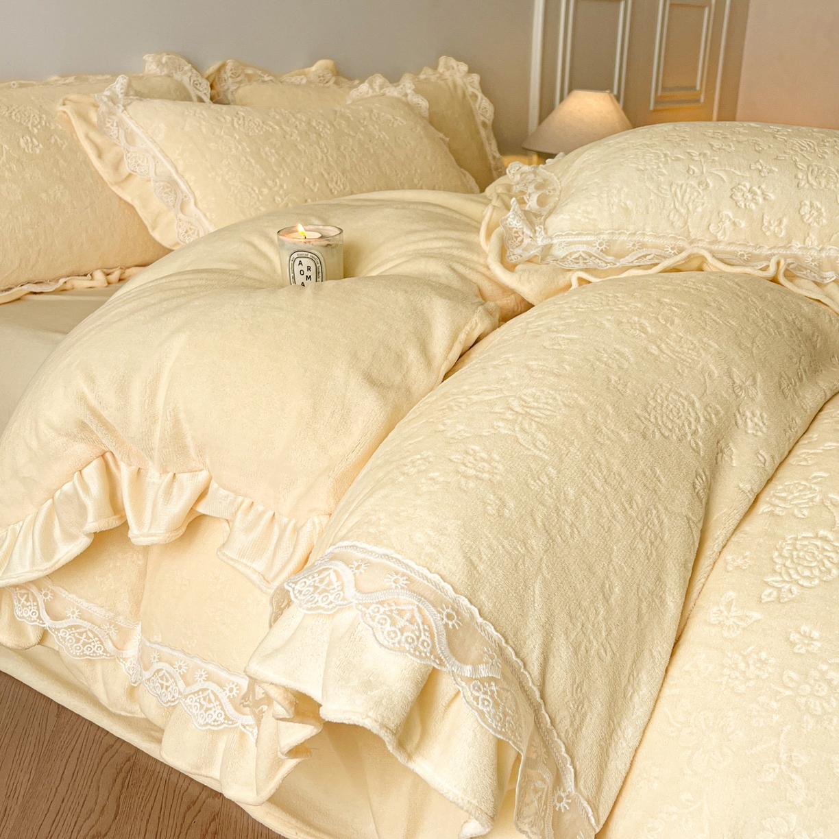 91家纺网 家纺一手货源 找家纺 逸尚阁 2025新款立体雕花牛奶绒花边款四件套--塔丽娜系列 塔丽娜-奶黄色