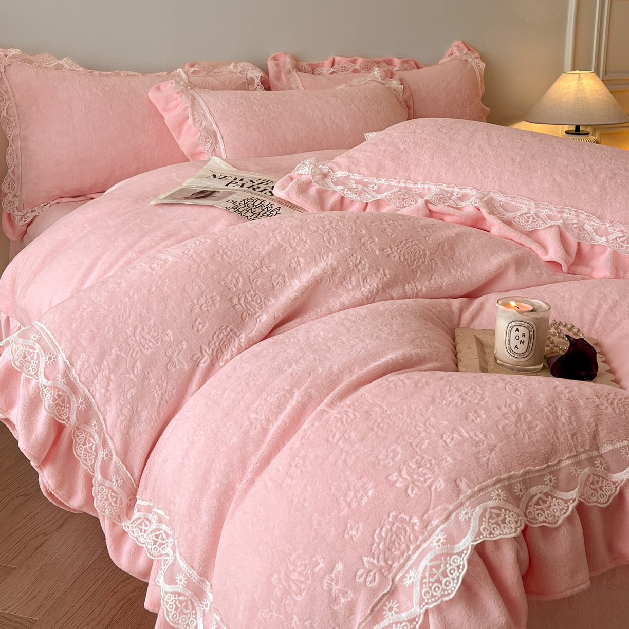 91家纺网 家纺一手货源 找家纺 逸尚阁 2025新款立体雕花牛奶绒花边款四件套--塔丽娜系列 塔丽娜-玫瑰粉