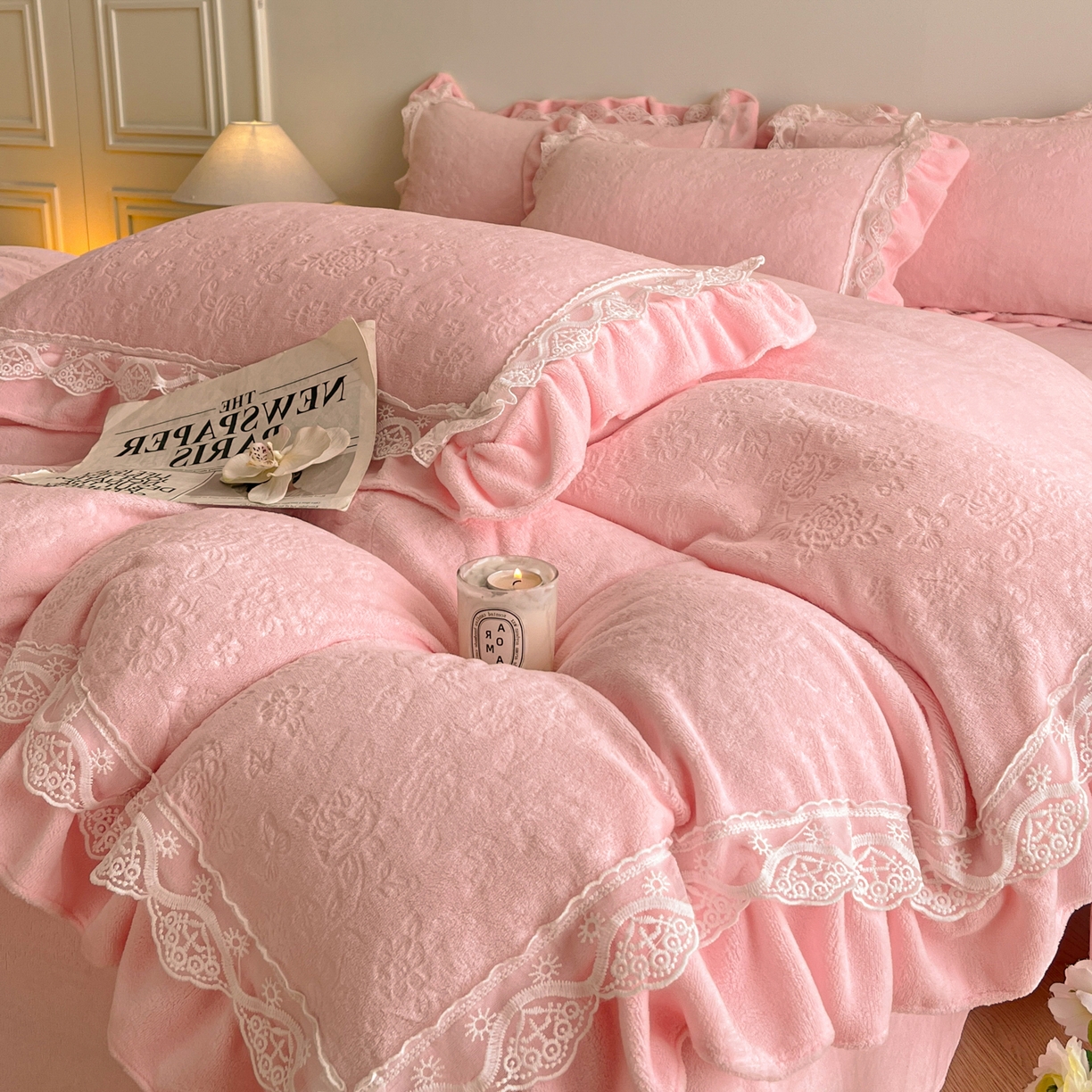 91家纺网 家纺一手货源 找家纺 逸尚阁 2025新款立体雕花牛奶绒花边款四件套--塔丽娜系列 塔丽娜-玫瑰粉