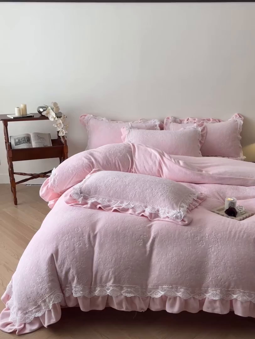 91家纺网 家纺一手货源 找家纺 逸尚阁 2025新款立体雕花牛奶绒花边款四件套--塔丽娜系列 塔丽娜-玫瑰粉