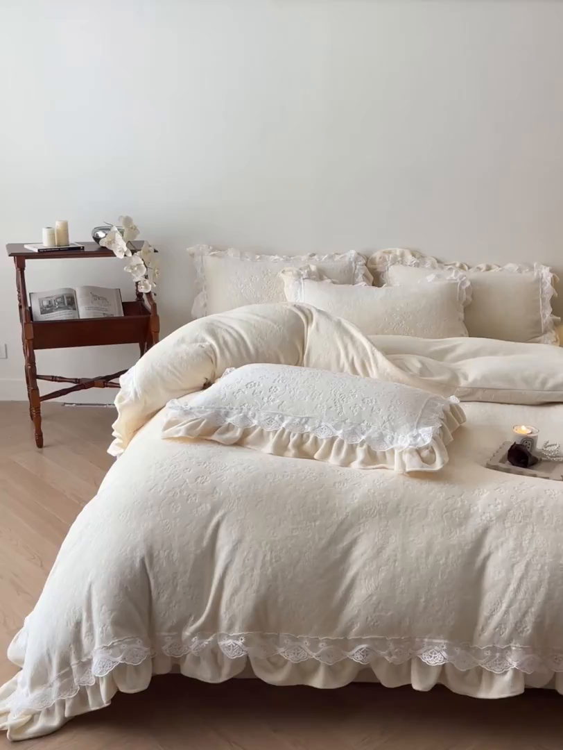 91家纺网 家纺一手货源 找家纺 逸尚阁 2025新款立体雕花牛奶绒花边款四件套--塔丽娜系列 塔丽娜-浅玉色