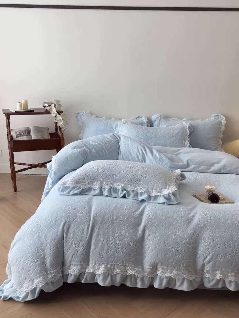 91家纺网 家纺一手货源 找家纺 逸尚阁 2025新款立体雕花牛奶绒花边款四件套--塔丽娜系列 塔丽娜-天空蓝
