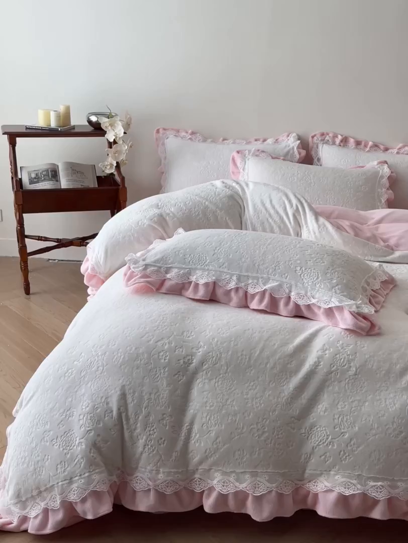 91家纺网 家纺一手货源 找家纺 （总）逸尚阁 2025新款立体雕花牛奶绒花边款四件套--塔丽娜系列