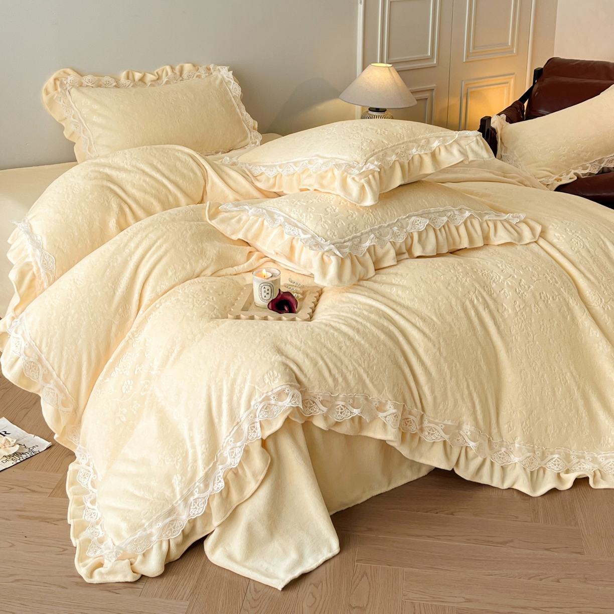 91家纺网 家纺一手货源 找家纺 逸尚阁 2025新款立体雕花牛奶绒花边款四件套--塔丽娜系列 塔丽娜-奶黄色