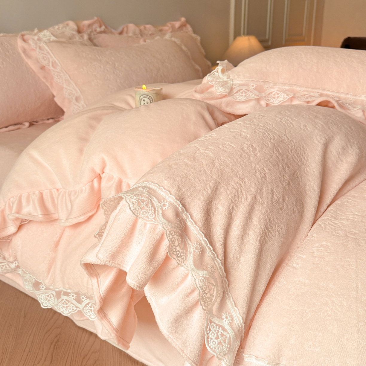 91家纺网 家纺一手货源 找家纺 逸尚阁 2025新款立体雕花牛奶绒花边款四件套--塔丽娜系列 塔丽娜-浅玉色