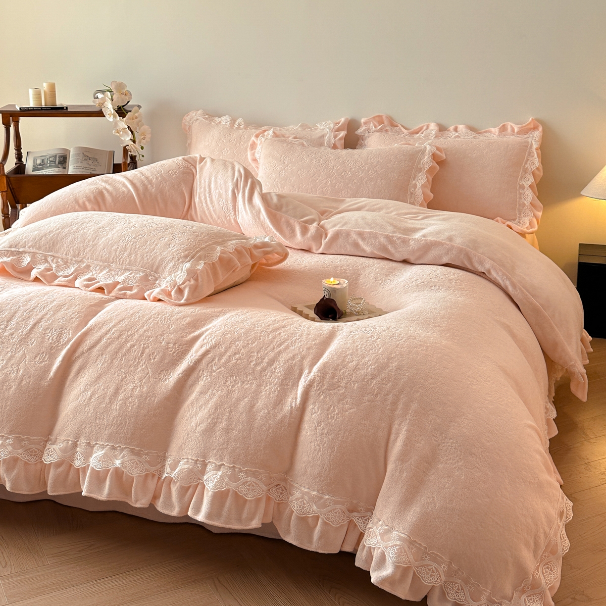 91家纺网 家纺一手货源 找家纺 逸尚阁 2025新款立体雕花牛奶绒花边款四件套--塔丽娜系列 塔丽娜-浅玉色