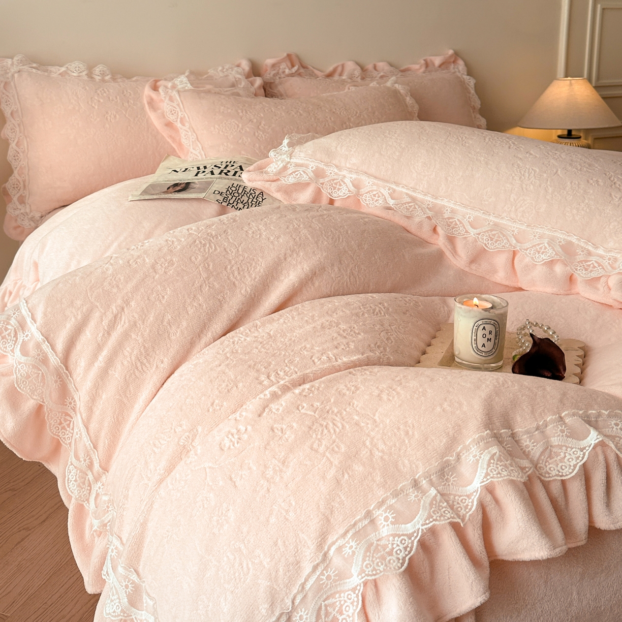 91家纺网 家纺一手货源 找家纺 逸尚阁 2025新款立体雕花牛奶绒花边款四件套--塔丽娜系列 塔丽娜-浅玉色