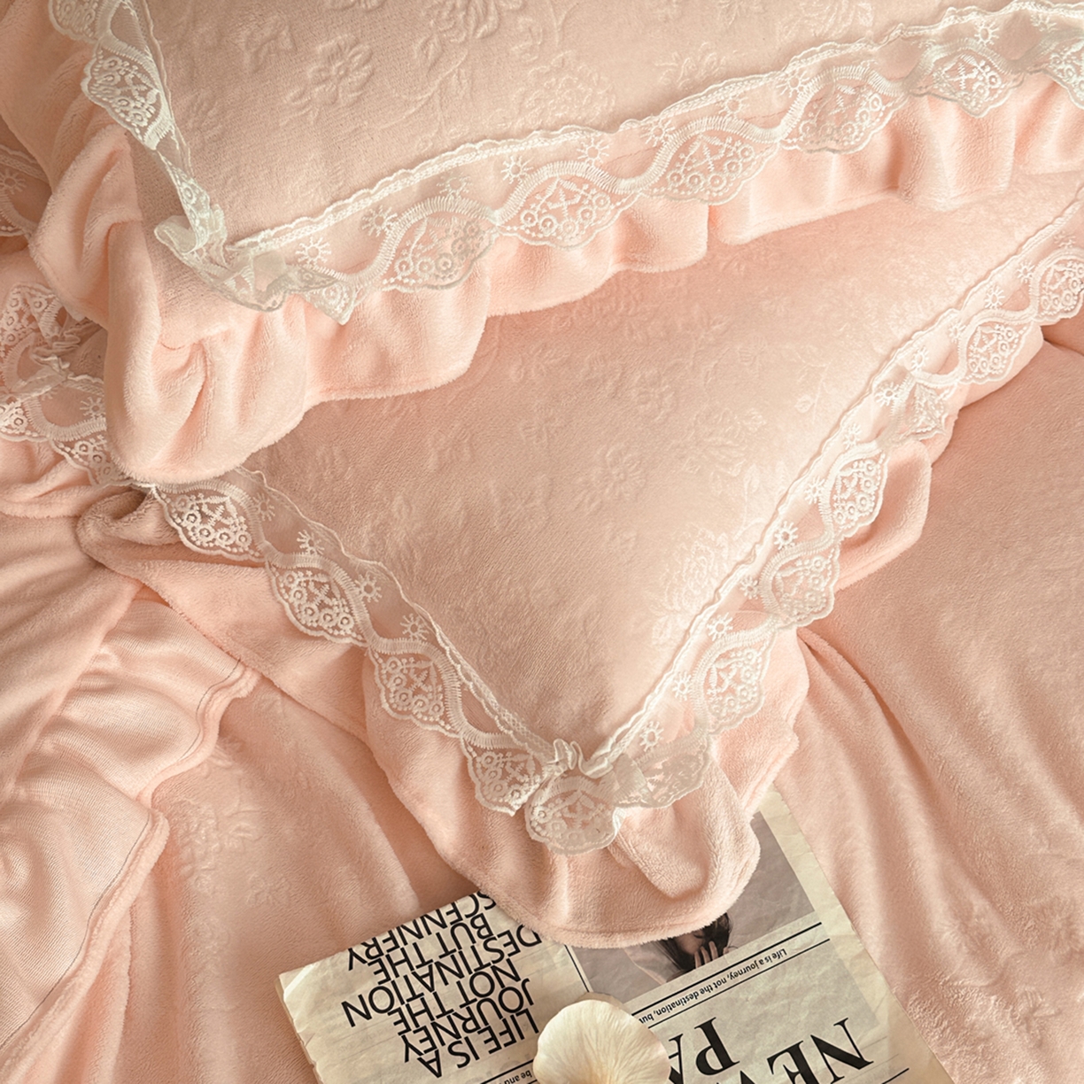 91家纺网 家纺一手货源 找家纺 逸尚阁 2025新款立体雕花牛奶绒花边款四件套--塔丽娜系列 塔丽娜-浅玉色