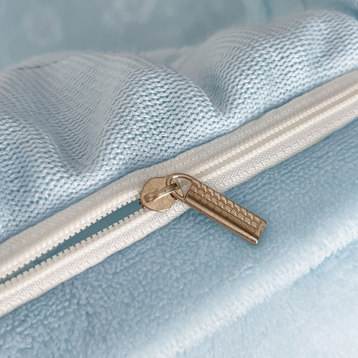 91家纺网 家纺一手货源 找家纺 逸尚阁 2025新款立体雕花牛奶绒花边款四件套--塔丽娜系列 塔丽娜-天空蓝