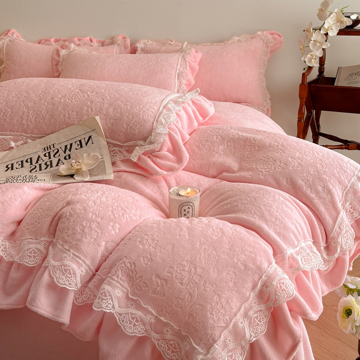 91家纺网 家纺一手货源 找家纺 逸尚阁 2025新款立体雕花牛奶绒花边款四件套--塔丽娜系列 塔丽娜-玫瑰粉